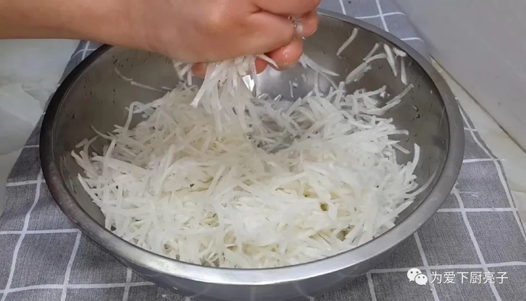 蘿蔔不要包餃子了，筷子一攪，做出創意素丸子，好吃到拿肉都不換