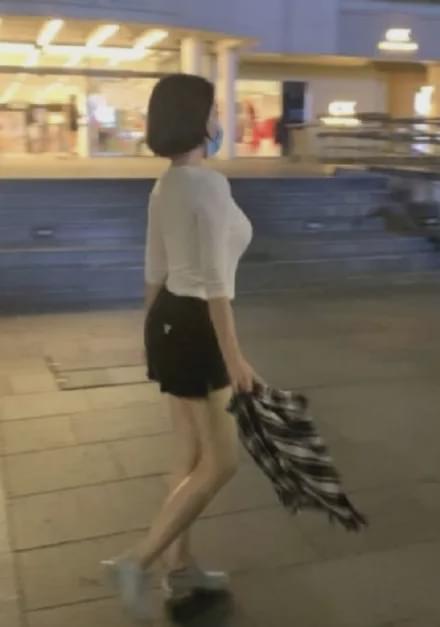 51歲許晴街頭近照曝光，美腿酥胸，身材完爆20歲少女