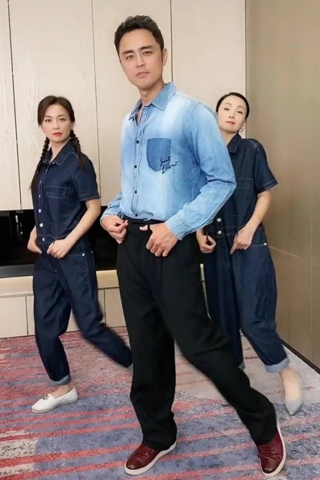 陶虹张庭真是“不老神颜”,俩闺蜜再一次合体比美,张庭哪像50
