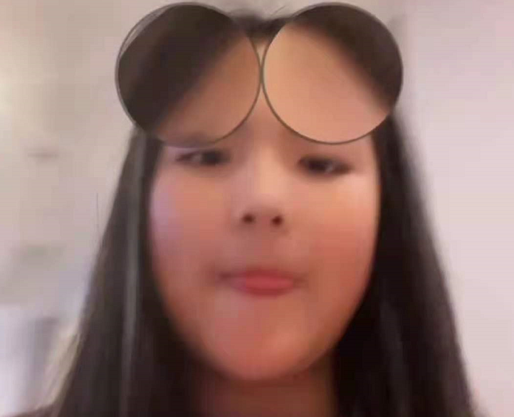 11岁王诗龄近照太美！挑染灰发气质成熟，戴定制款手链豪宅内玩狗