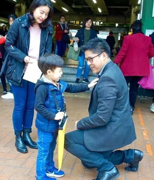 郭晶晶一家一如既往地低调出国旅游，全程无保