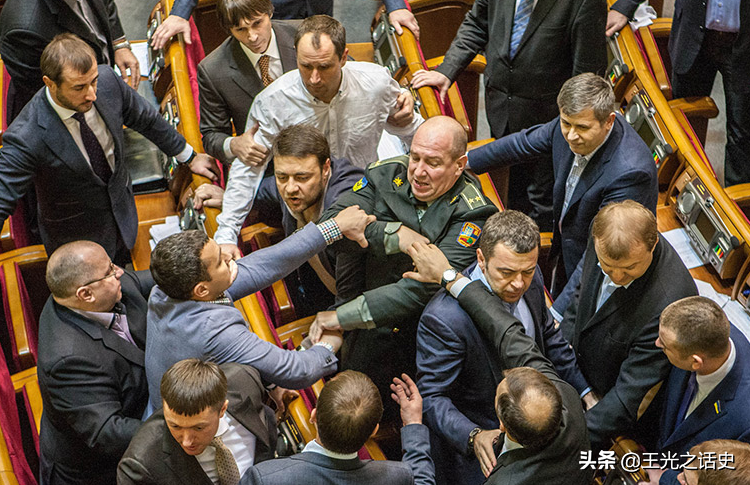 乱了整整7年，乌克兰为什么就是不愿意向俄罗斯低头？