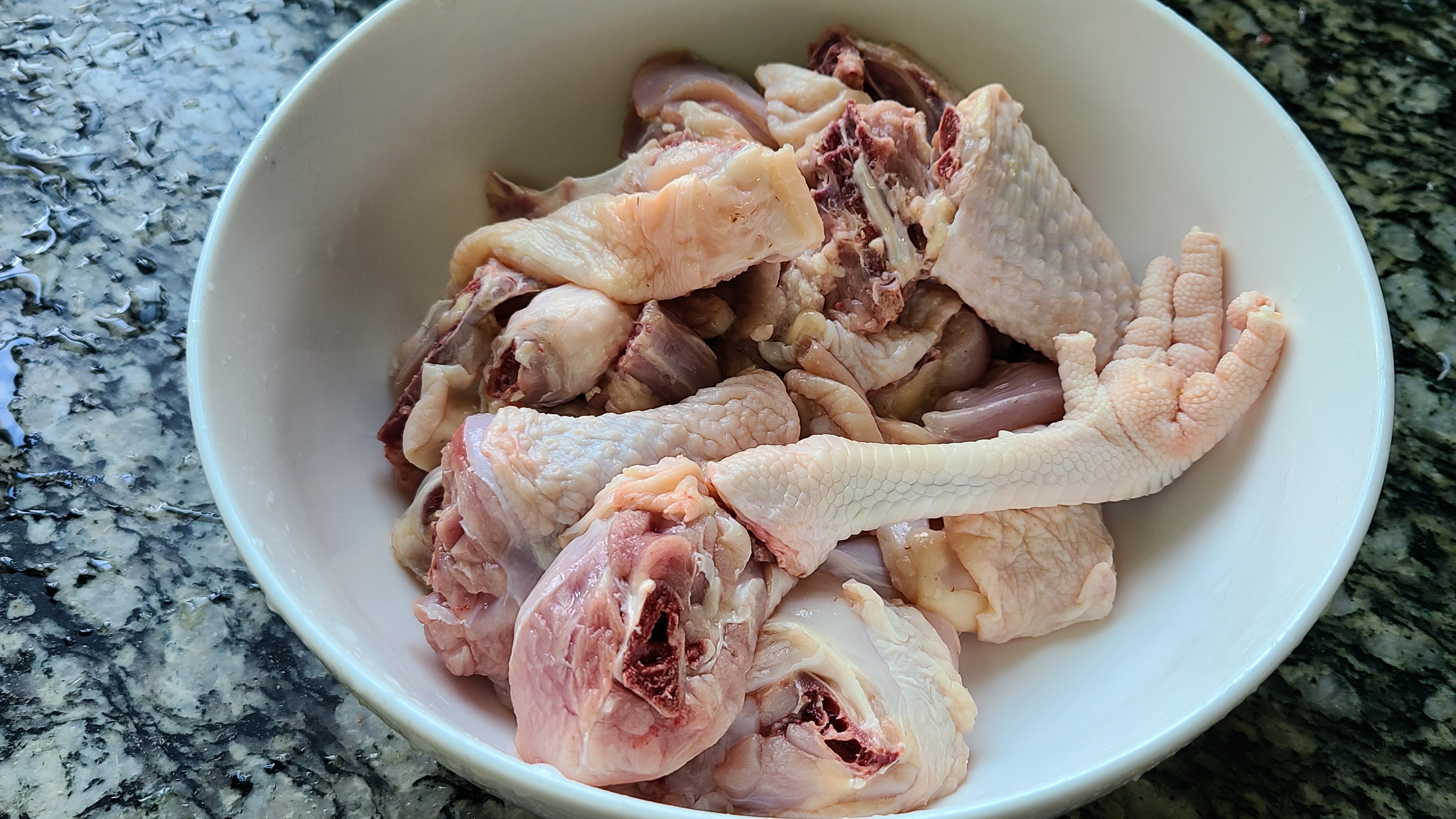 鸡肉这种做法很少见，做出来的鸡肉香味浓味道好，下酒下饭都很棒