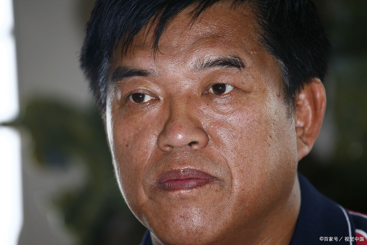 一把火烧出600亿！他脱下警服接手小破厂，三剂