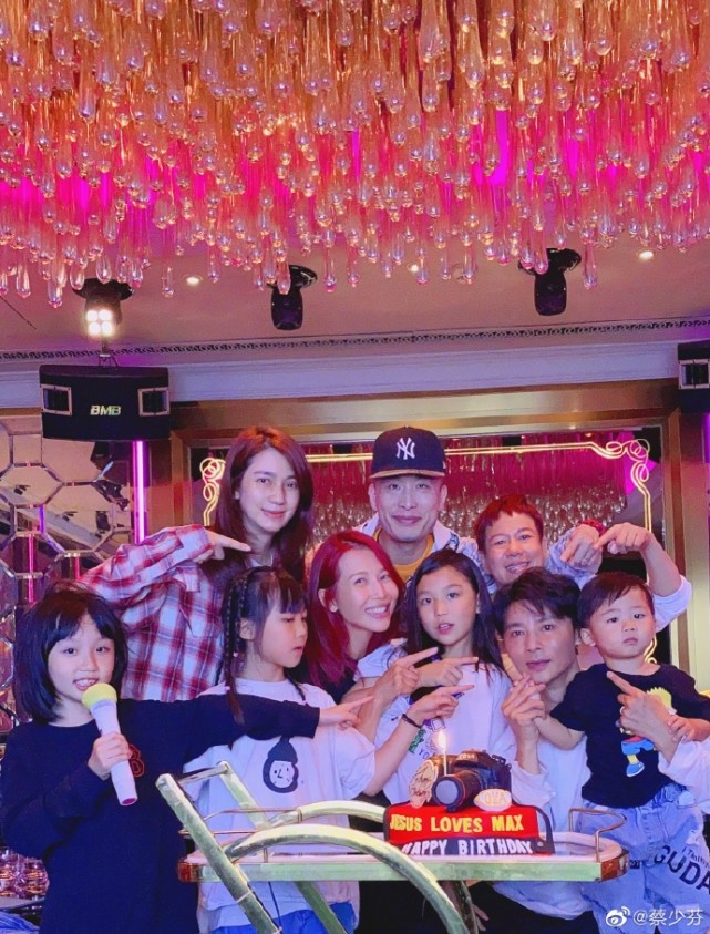 蔡少芬曬全家福高調為張晉慶生，卻因為用錯詞，意外成最大笑話