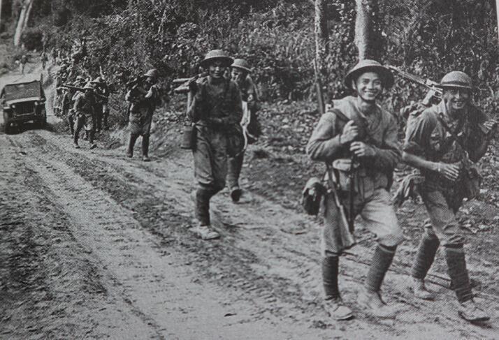 94岁失明老兵隐居71年，因身藏日军大印暴露，部队开6辆坦克迎接