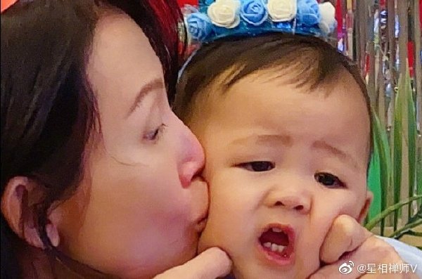 蔡少芬帶兒子逛公園，1歲魚蛋穿短袖滿場跑，孩子多卻不戴口罩