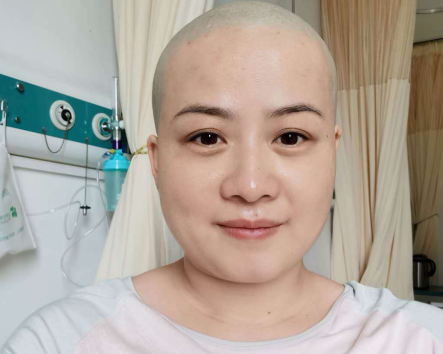 岳云鹏妻子剃光头了？在医院自拍发文要蓄发，身体出现问题了？