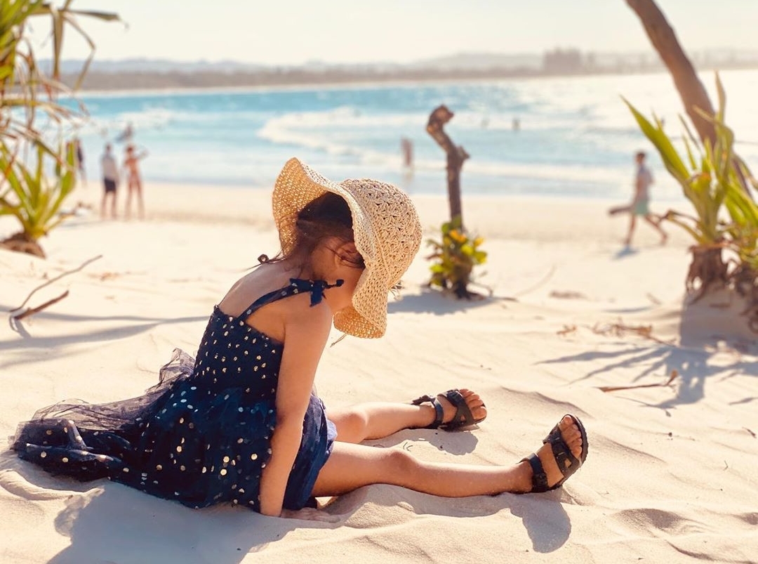 周杰倫攜嬌妻看球賽，昆凌笑容嬌羞摀嘴秀鑽戒，夫妻恩愛可見一斑