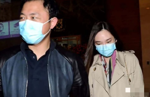 吴佩慈罕带娃逛街，出行没保镖穿过时风衣，未婚7年拼四胎获40亿