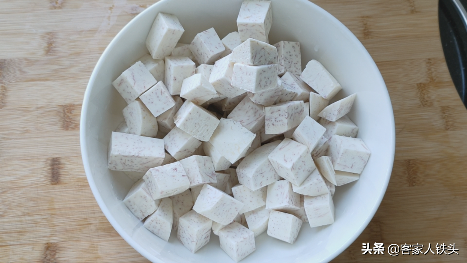客家人愛吃的油豆腐，加1個香芋一起做，鹹香粉糯，咬一口滿嘴香