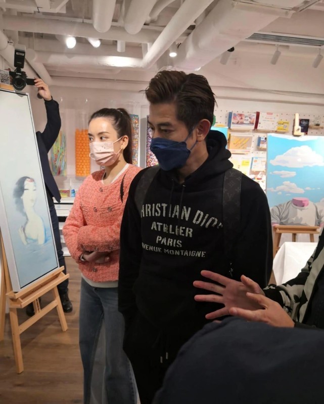 方媛520曬夫妻合影，郭富城送大束紅玫瑰，配合嬌妻秀足恩愛