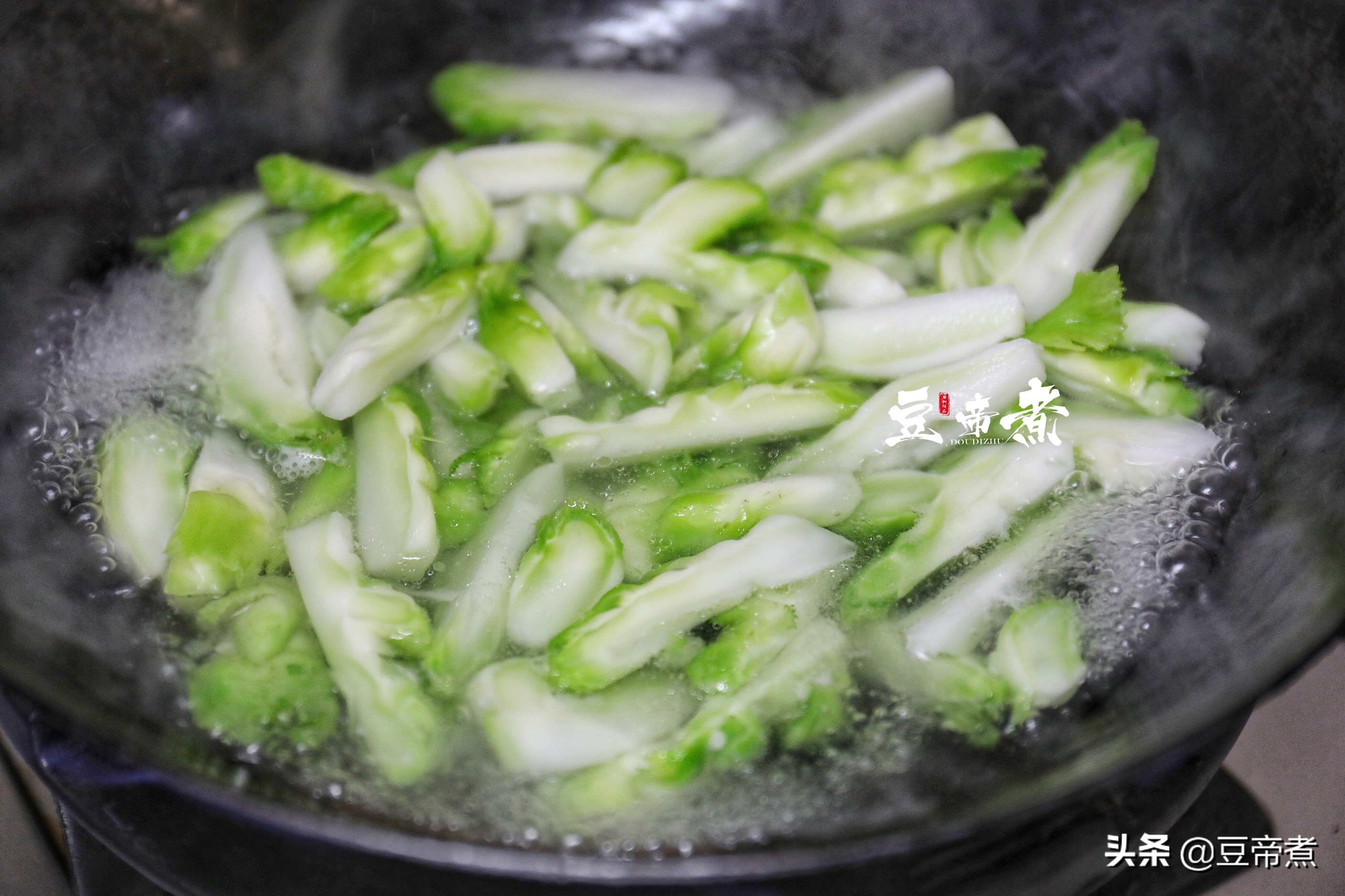 燒兒菜要想不發黑，一定要加這一步，照我這麼做比飯店的都好吃