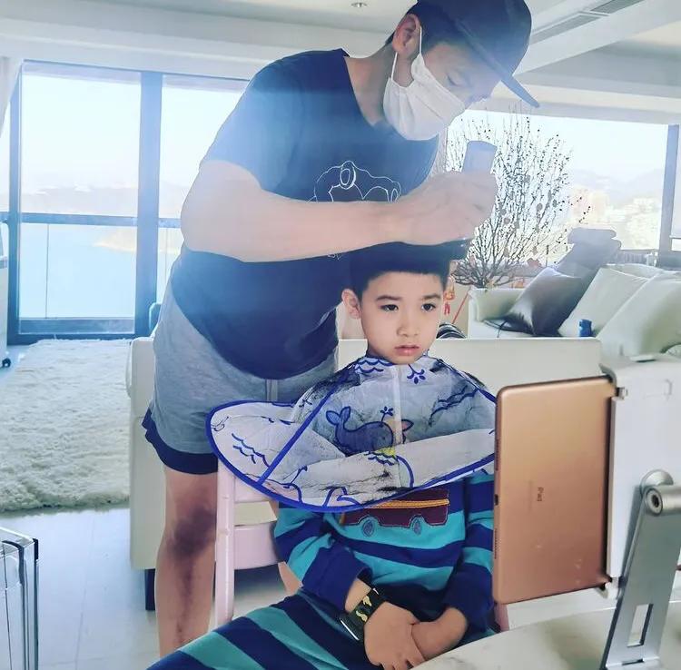 陳茵媺連續4年拍同款新年全家福，一家五口幸福美滿惹人羨