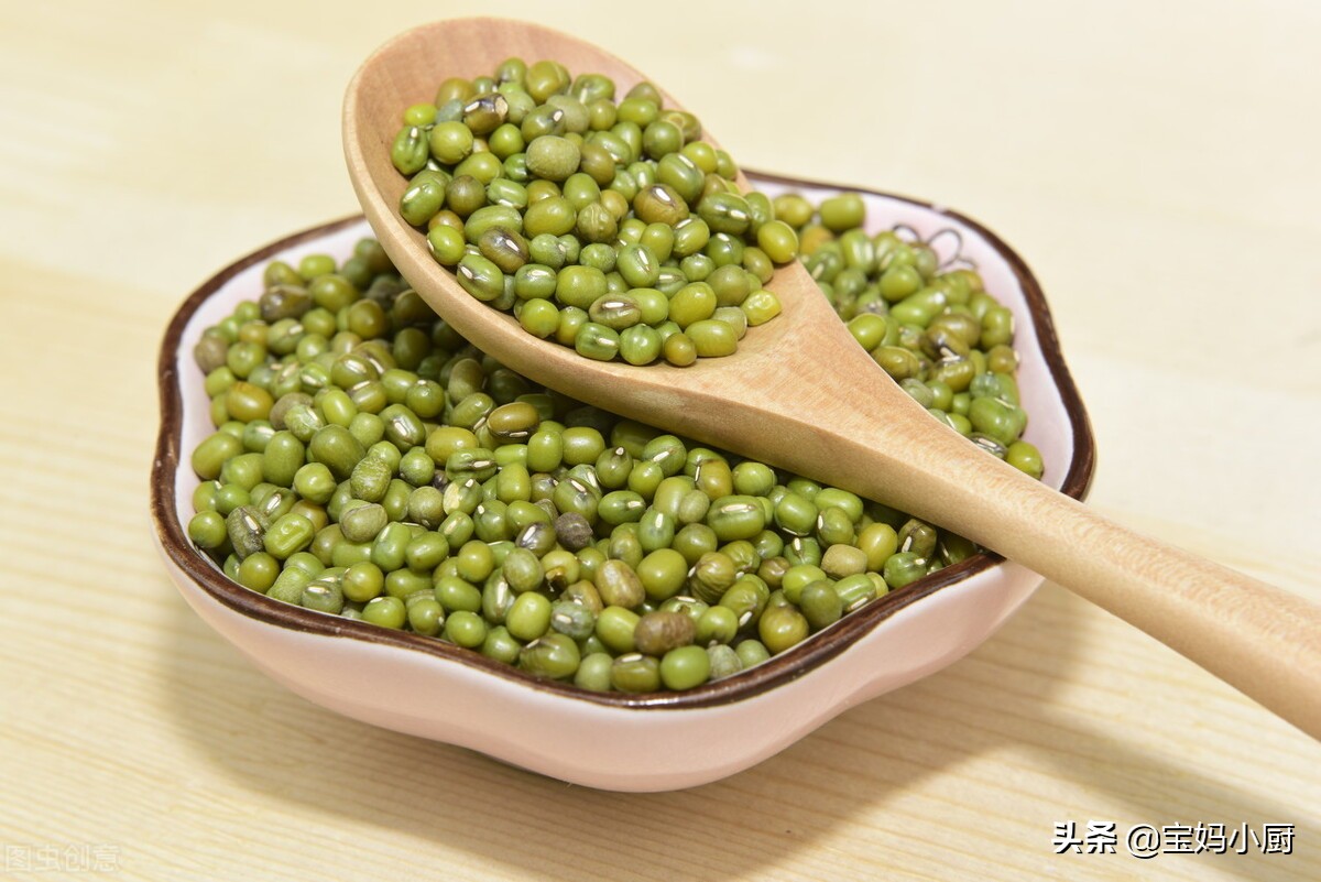 用綠豆湯做發糕火了，天熱常吃好，一攪一蒸就出鍋，有彈性還蓬鬆