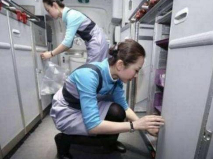 飛機開始航行，空姐為何要偷偷拉上布簾？小姐姐透露其中“貓膩”