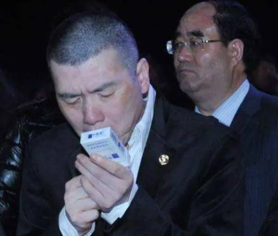 那些对香烟情有独钟的明星，权志龙抽烟国际范