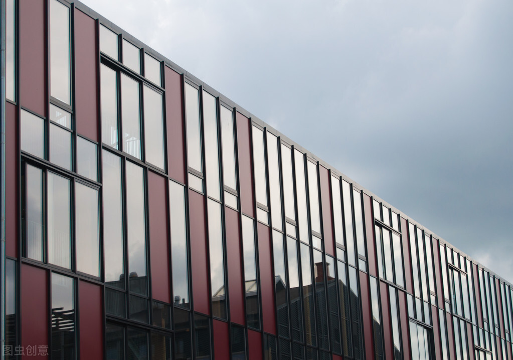 单元式幕墙:单元式幕墙和半单元式幕墙又称坚挺单元式幕墙,半单元式