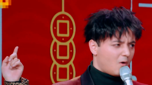 童星阿尔法瘦到脱相，带上假发跟央视主持人合