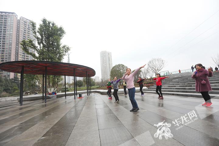 昔日杂草丛生如今美如画卷 看山城坡坎崖如何“挂毯”变身