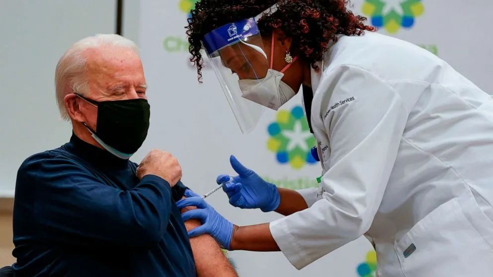 美國疾控中心主任“我怕了”：全美打那麼多疫苗，為何還不管用？