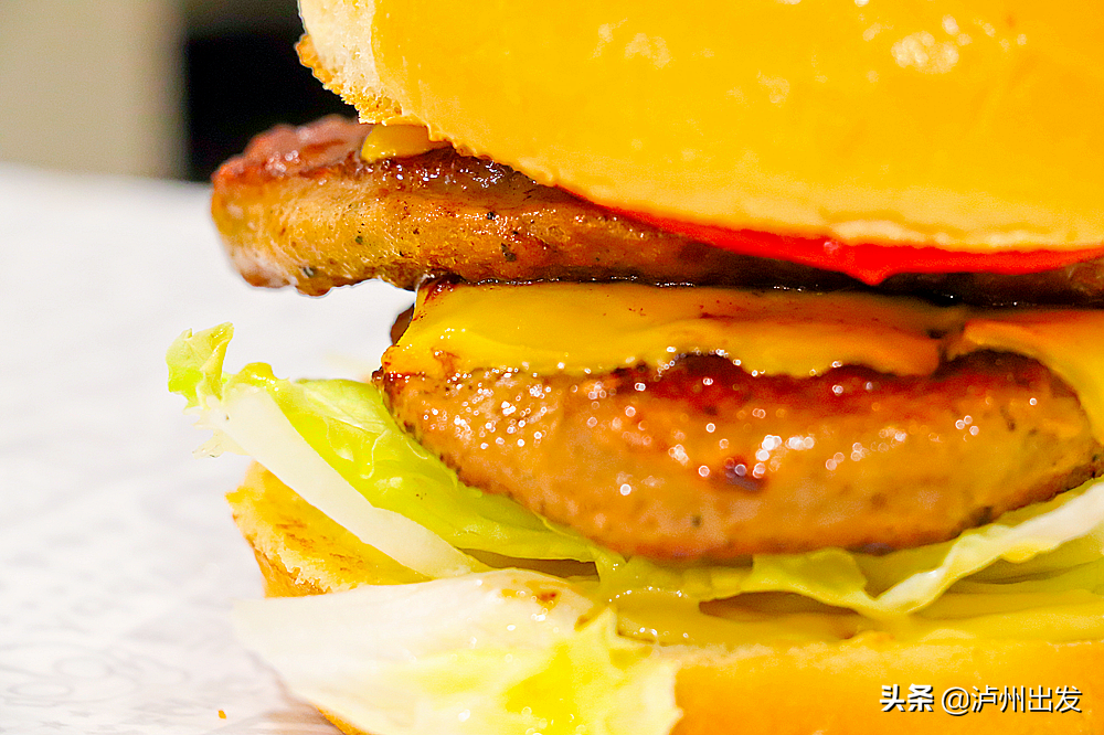 Can pull silk, can shed juice! Lu city Jing shows Aoteman thematic hamburger inn! Adjoining child is greedy cried