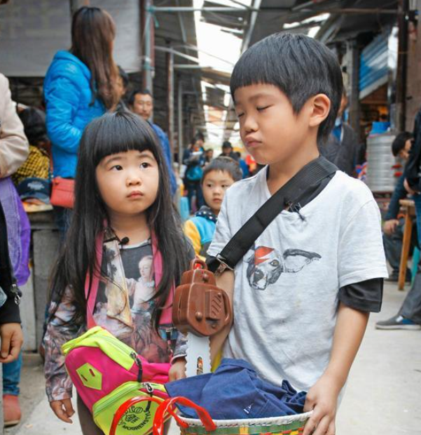 曹格女兒長大變女神！ 穿白衣短裙露小鳥腿，氣質溫柔被讚仙女下凡