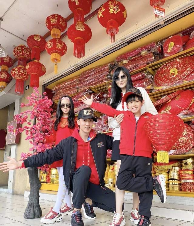 吴尊心情愉悦晒新豪宅，全家出动放鞭炮庆祝，手抱木桶称华人传统