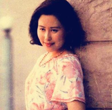70岁斯琴高娃：曾遭前夫家暴，3次婚姻2次失败，如今她怎样了？