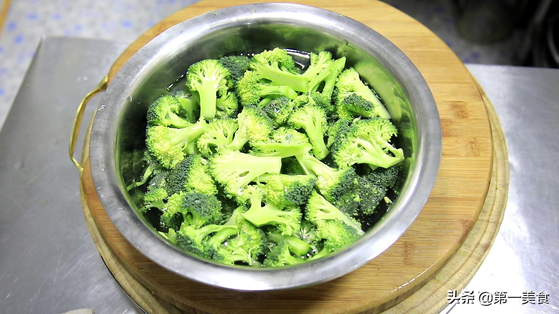 厨师长分享西兰花简单好吃的做法，颜色翠绿味道鲜，营养不流失