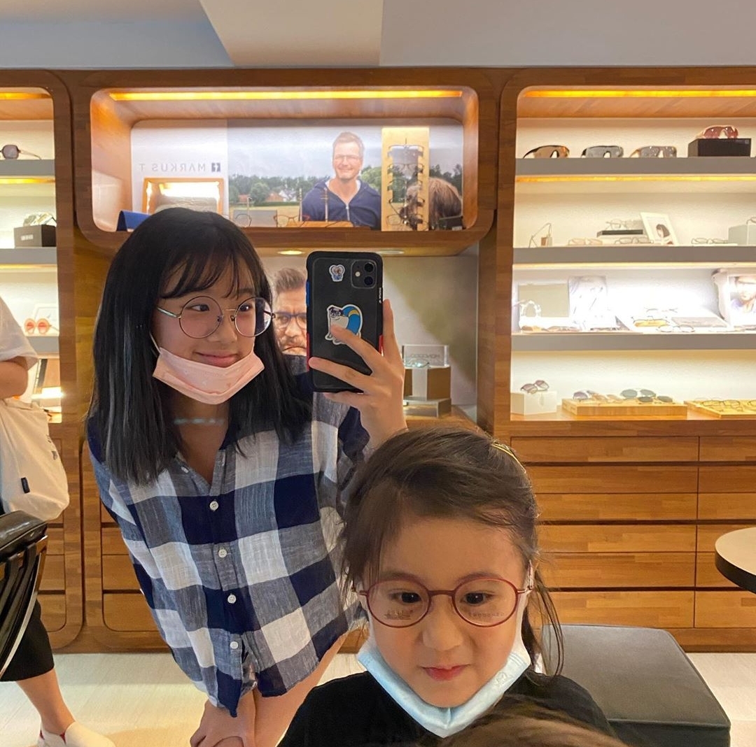 梧桐妹晒咘咘试戴眼镜，文绉绉书生气十足，姐妹俩越来越像