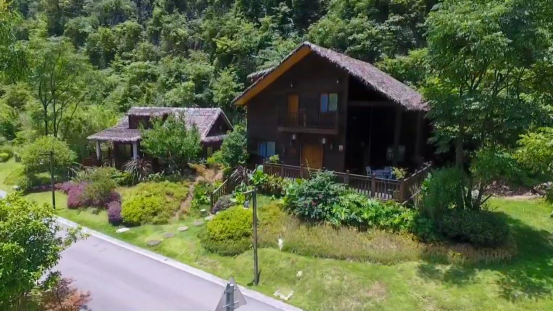 贵州长顺：泉谷画家村 如画山村引客来