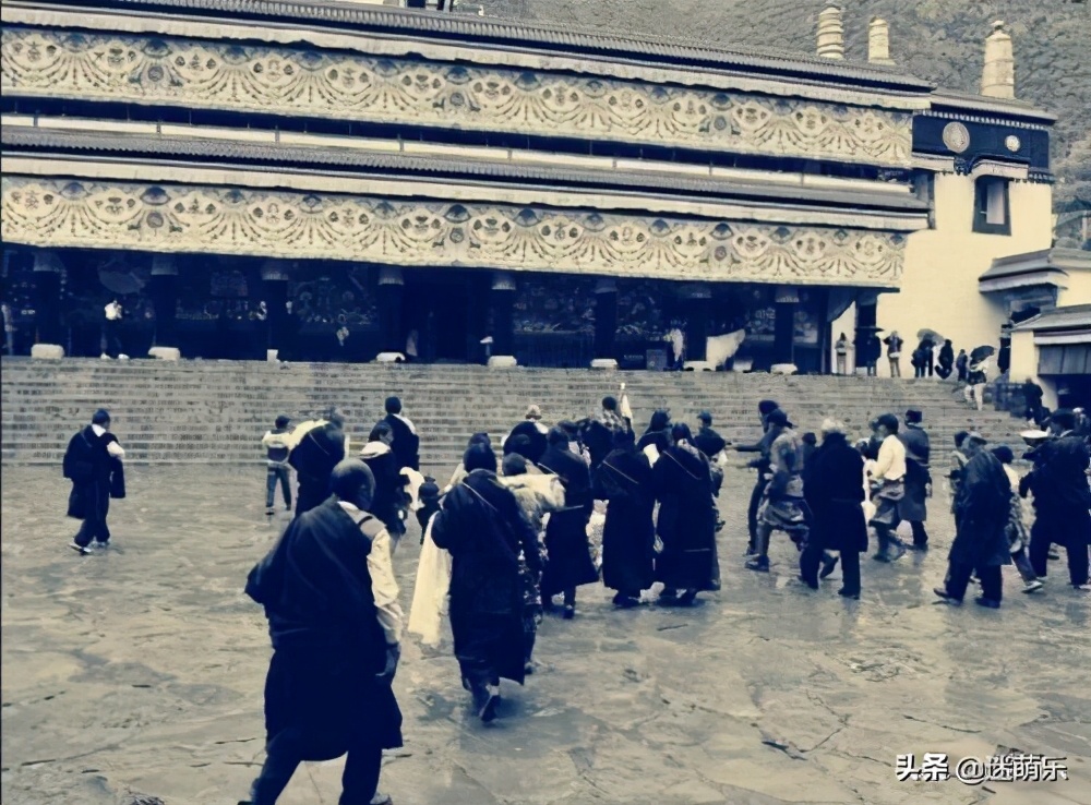 1944年，一藏民捐国军30架飞机，为何却被我军授予少将军衔
