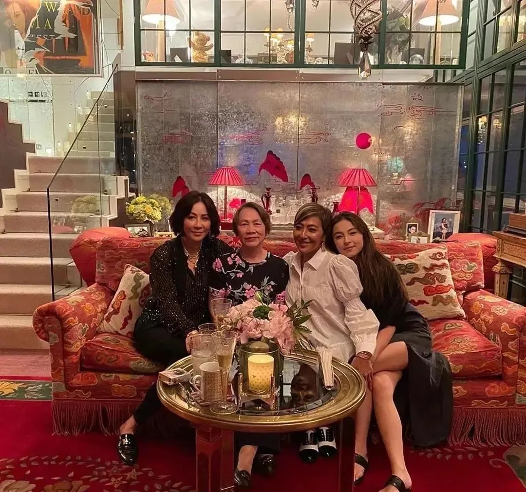 52岁刘嘉玲为弟媳庆生，结婚12年没生子，8亿身家