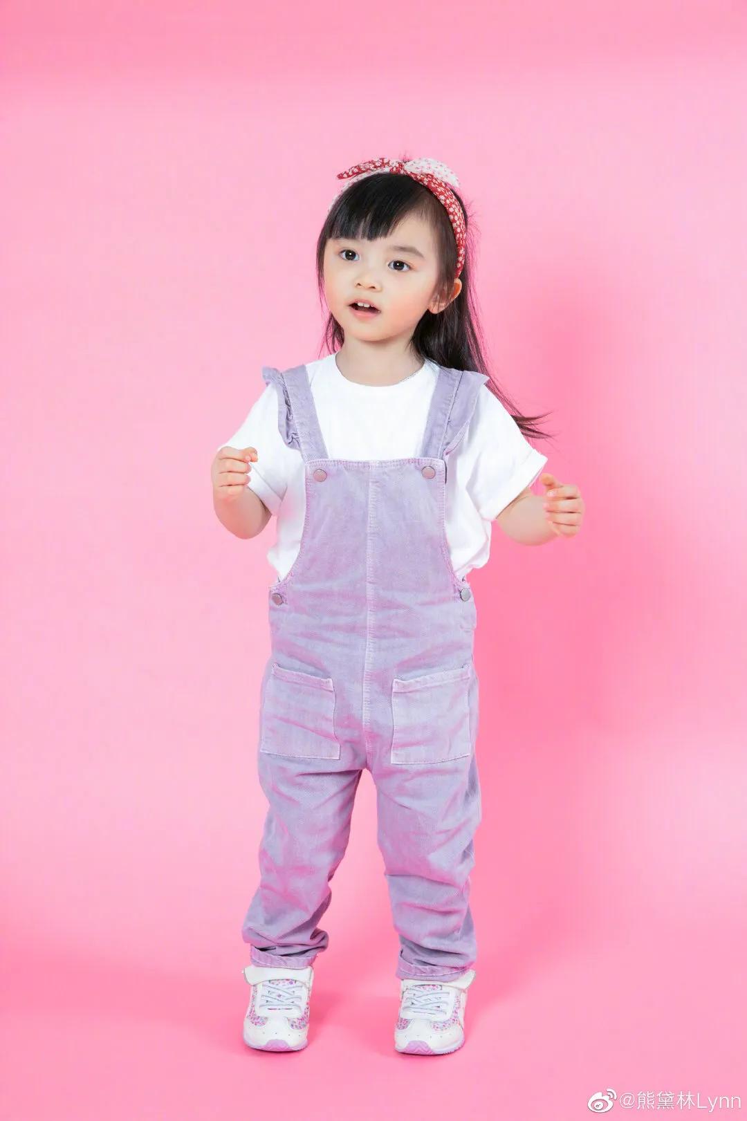 熊黛林為3歲雙胞胎慶生，倆女兒穿姐妹裝拍寫真，妹妹身高搶鏡