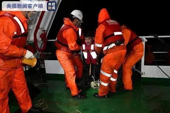 突发！长江口集装箱船相撞暂时全部封航！集装箱落水，16人遇险