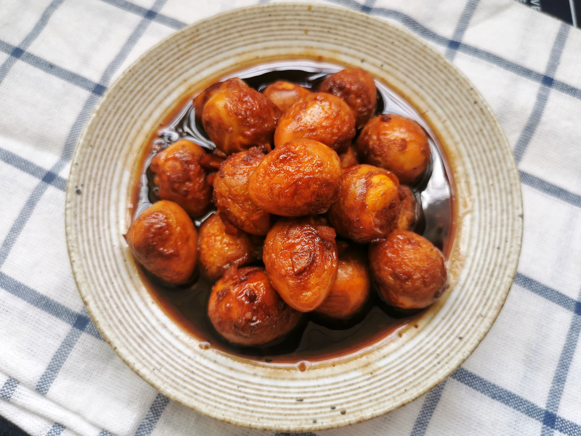 鹌鹑蛋扔进锅里，不加水，不放啤酒，鲜香入味，比鸡蛋更有营养