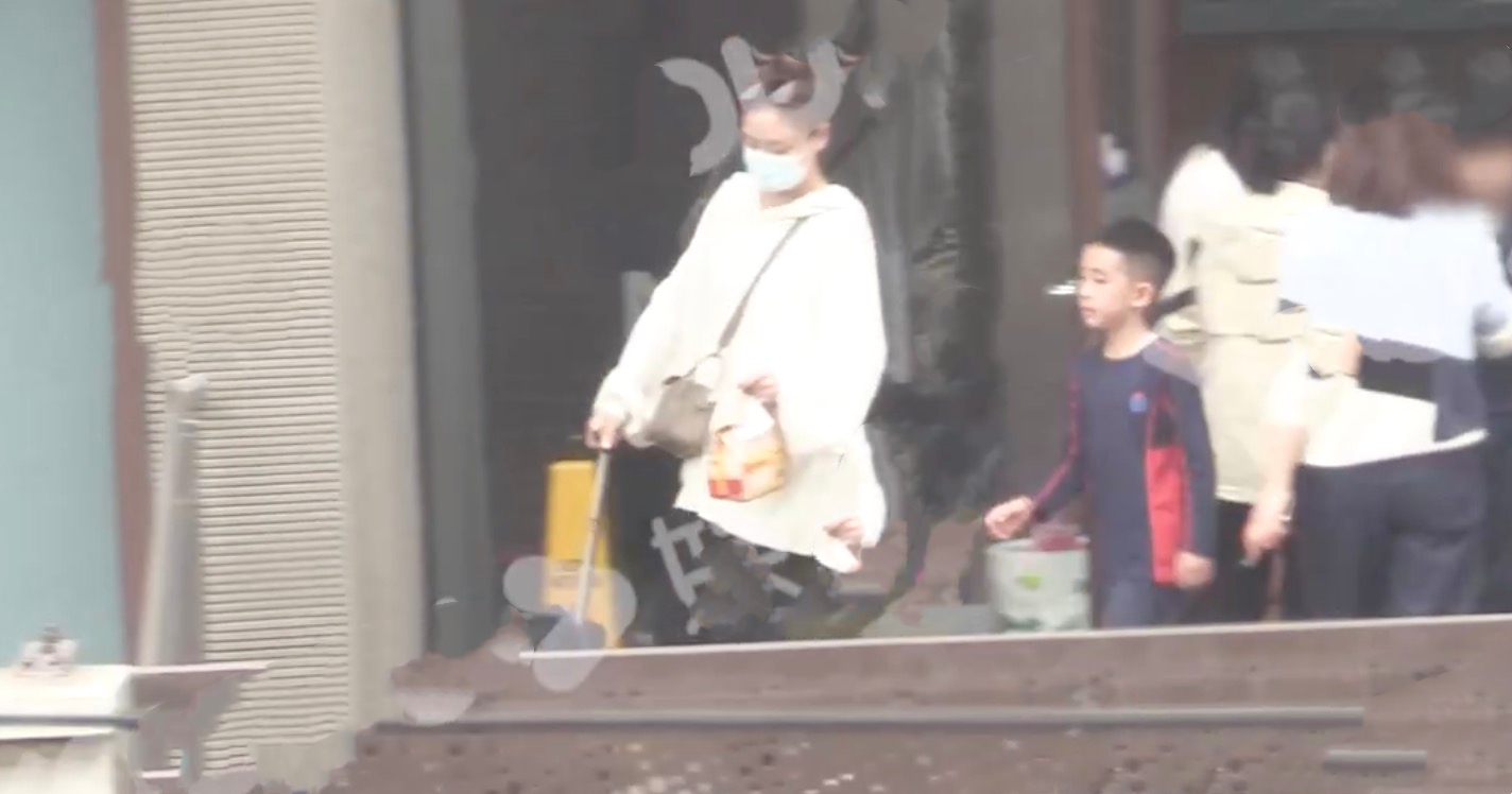 應采兒定居上海送兒子上國際學校，接Jasper放學時表演跳舞很賣力