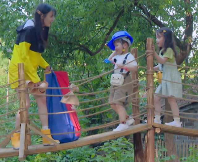 都说郑爽性格太矫情，带小朋友春游时，看清手