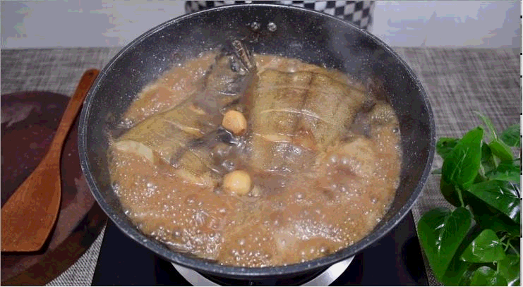 燒魚時，別再加酒加醋去腥了！ 教你這樣做，魚肉細嫩，上桌就吃光