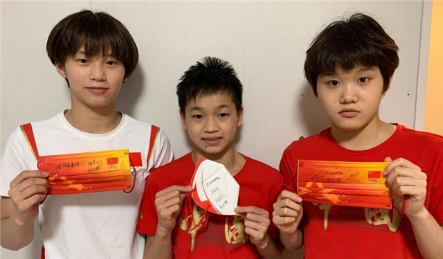 全红婵太逗！被允许接受采访结果却懵了，教练挥手提醒把她吓一跳