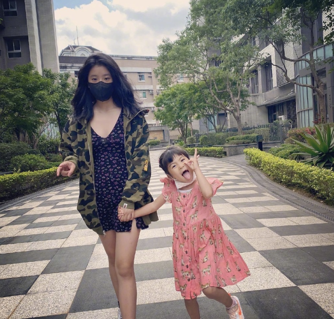 贾静雯久违晒女儿，称她们是自己的人生导师，咘咘烫泡面头像混血