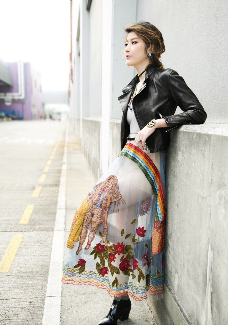 48岁陈慧琳真“酷”，穿黑色皮内搭一条薄纱连衣裙，时髦又高级