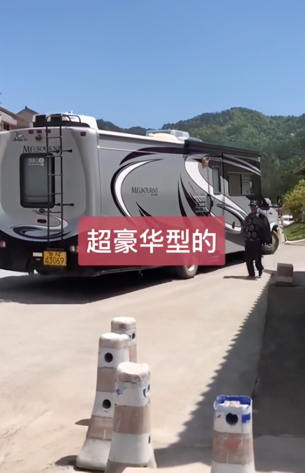独立女性的人设立住了！赵丽颖带着儿子进组拍戏，红就是最大底气