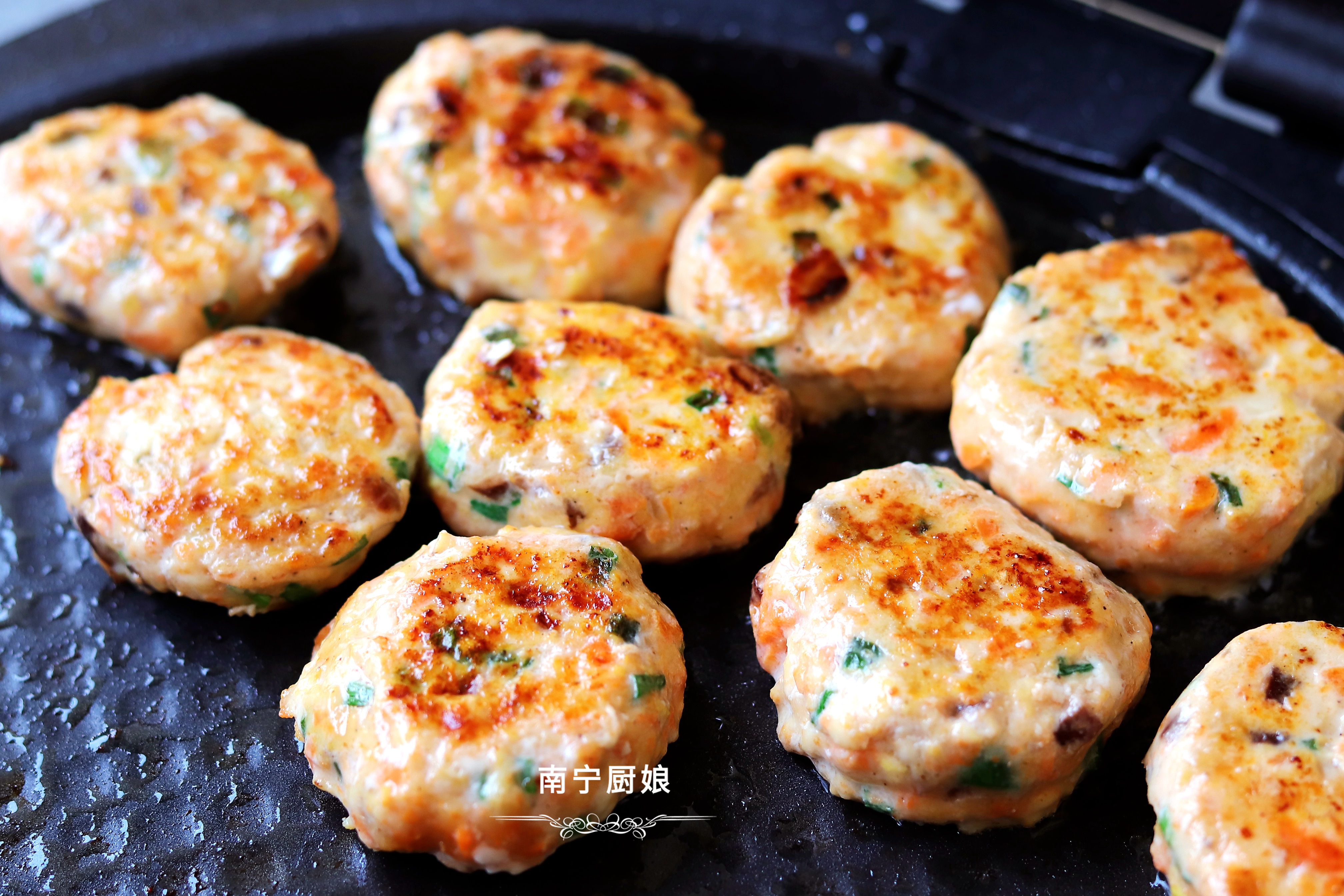 雞胸肉加入香菇雞蛋做成小餅，外酥里嫩，低脂營養，多吃也不怕胖