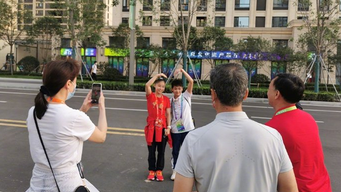 曝全红婵回母校！与家人在市区中秋节团圆，家乡变化太大了