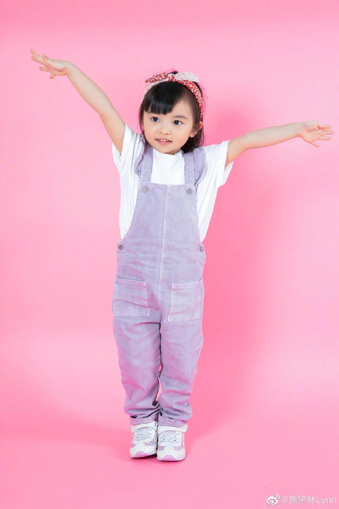 熊黛林為3歲雙胞胎慶生，倆女兒穿姐妹裝拍寫真，妹妹身高搶鏡