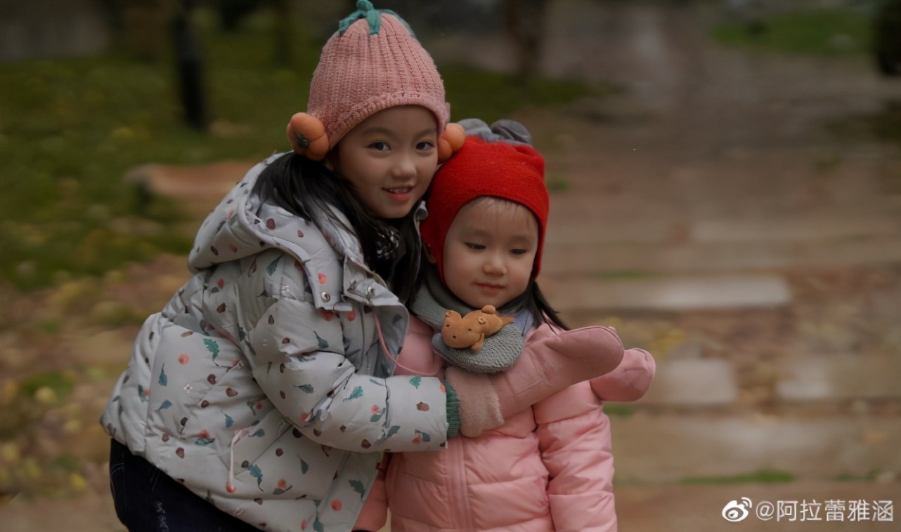 阿拉蕾與妹妹雪中玩耍合照，文藝女神範十足，小長腿更是優越