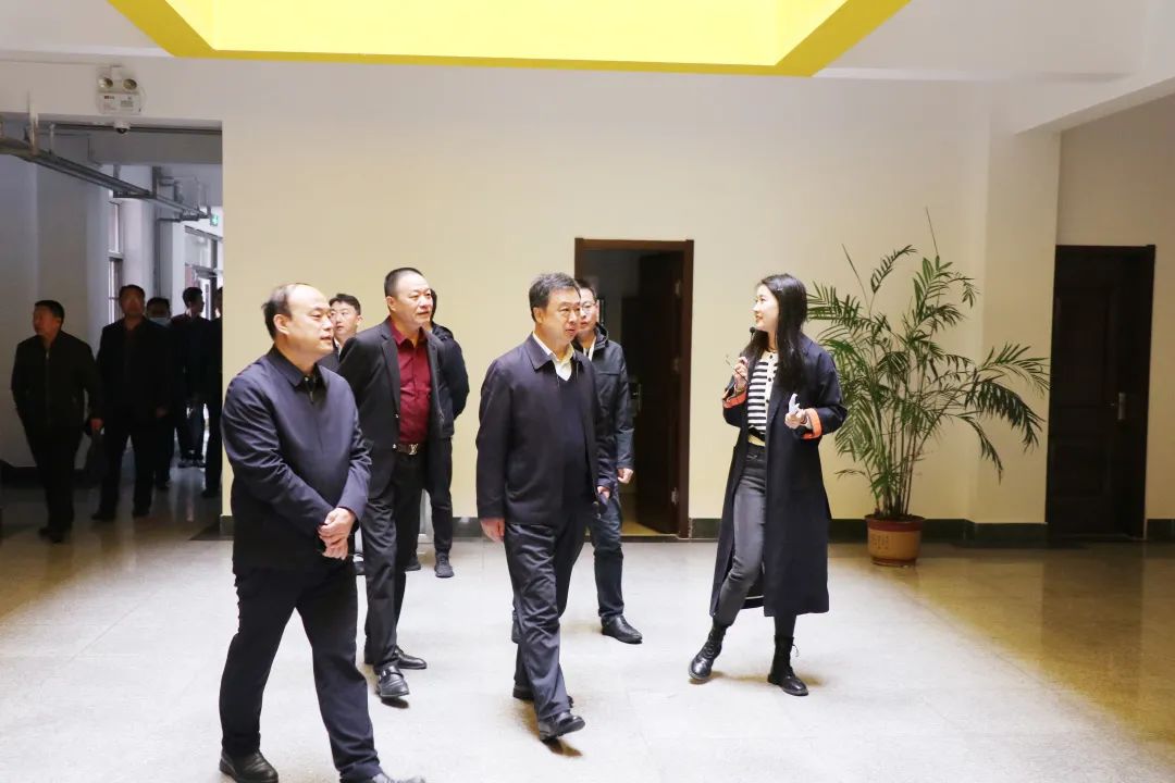 济南南部山区管委会领导、历城一中教育集团专家莅临我校参观考察