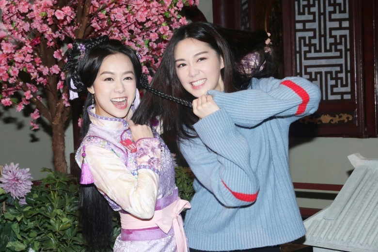 新晋视帝两任女友同框，谁丑谁尴尬，圈子小了